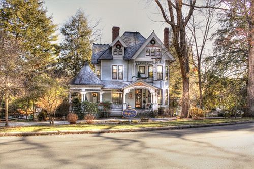 Bed and breakfast The 1899 Wright & Carriage House